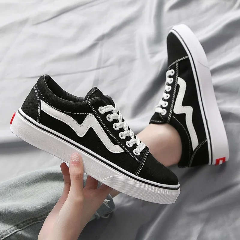 Vans Shoes Old Skool - أحذية رياضية للتزلج جيدة التهوية للنساء