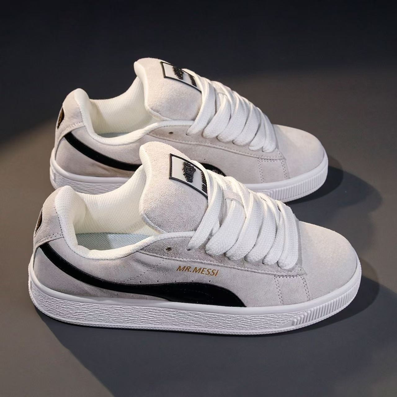 أحذية رياضية نسائية جديدة لعام - مراجعة Vans Shoes Old Skool وسعره