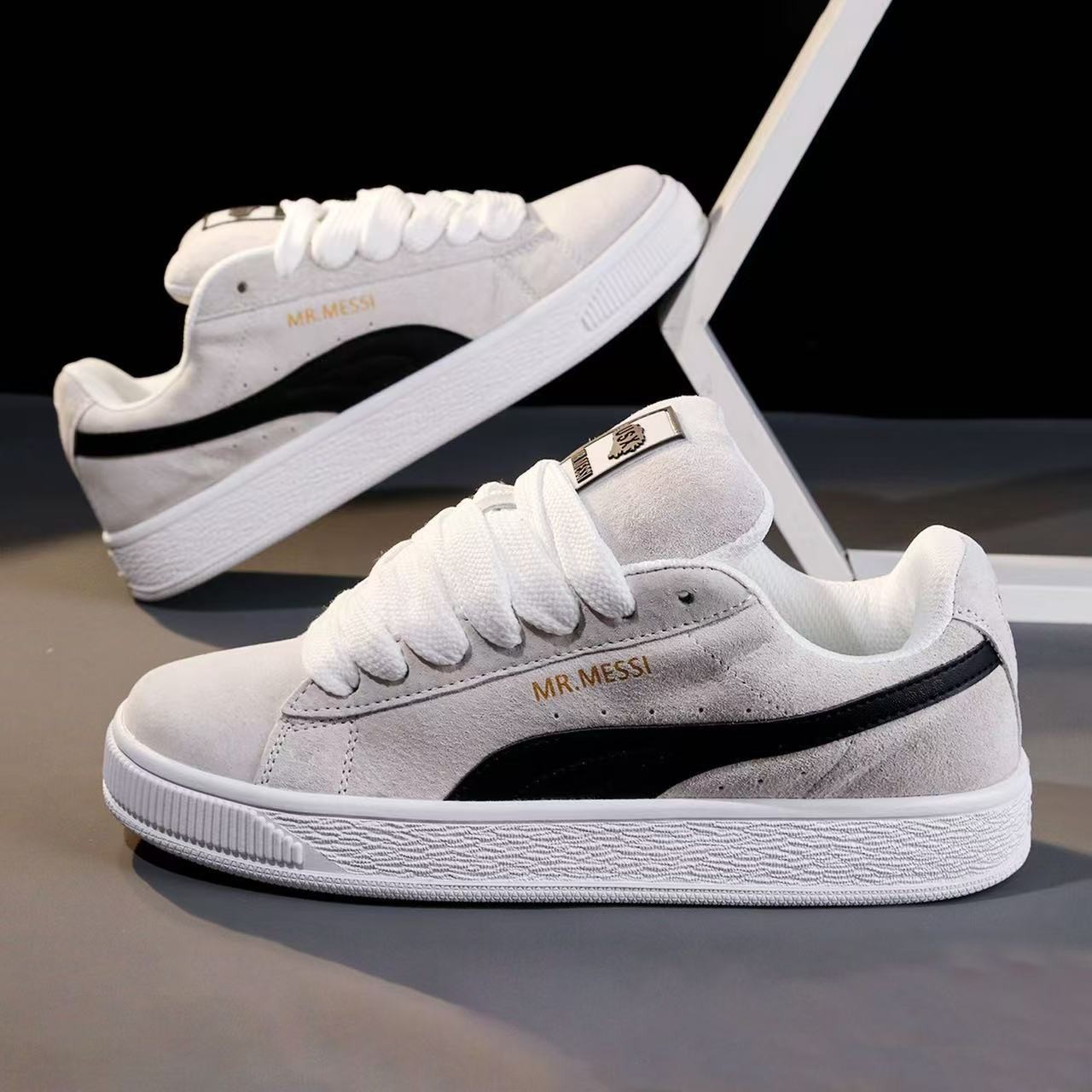 أحذية رياضية نسائية جديدة لعام - مراجعة Vans Shoes Old Skool وسعره